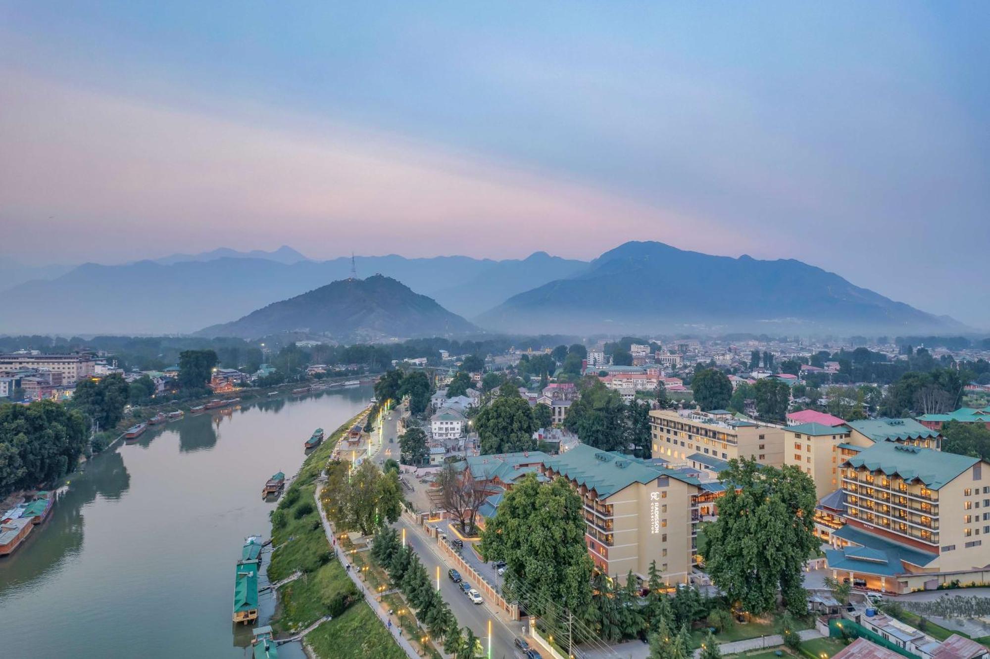 Radisson Collection Hotel & Spa, Riverfront Srinagar Luaran gambar