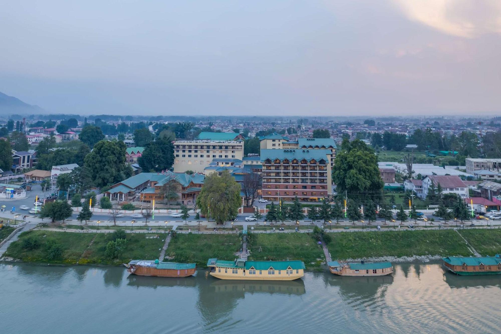 Radisson Collection Hotel & Spa, Riverfront Srinagar Luaran gambar