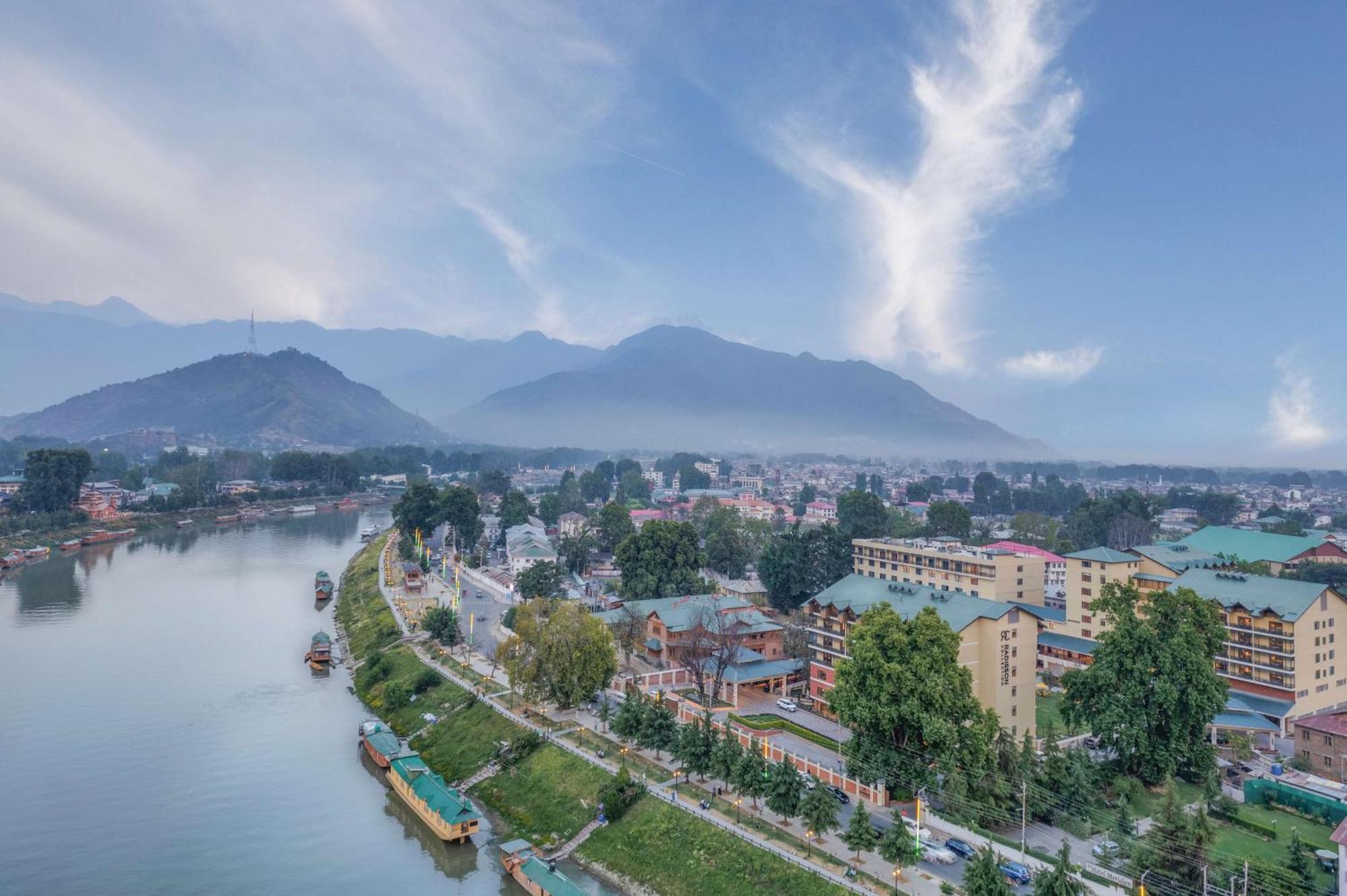 Radisson Collection Hotel & Spa, Riverfront Srinagar Luaran gambar