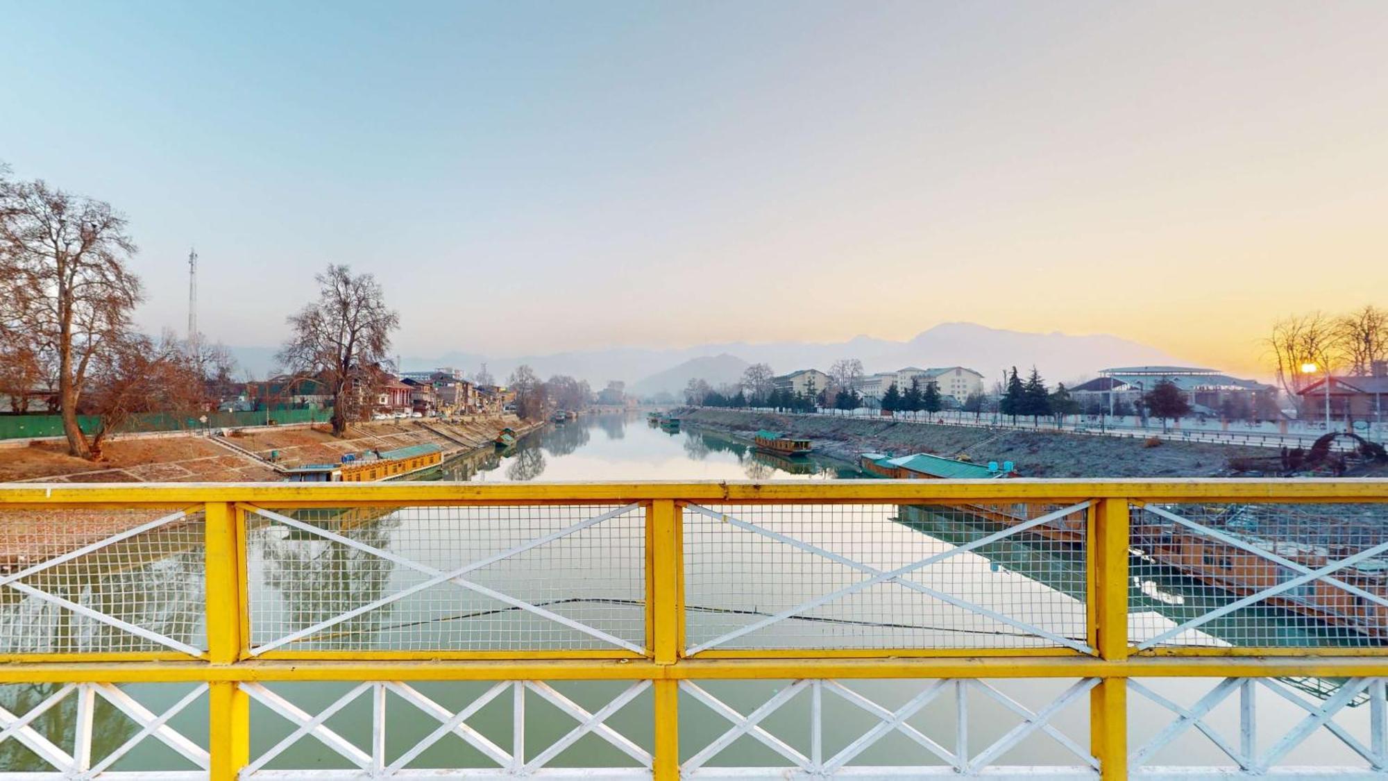 Radisson Collection Hotel & Spa, Riverfront Srinagar Luaran gambar